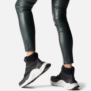 *EUC SOREL Kinetic RNEDG Black Waterproof Boots Lace Up White Sole Sz 9